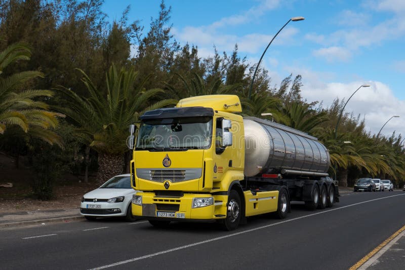 Camión cisterna (pipa) entregando agua para llenar aljibes domésticos en Lanzarote